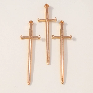 Tres dijes de espada gótica dorada para la creación de joyas DIY y collares