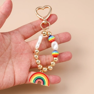Porte-clés arc-en-ciel avec fermoir cœur, perles baroques et pendentif en émail