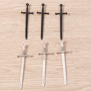 Set de 6 dijes de espada gótica en negro y plata para joyería DIY y collares artesanales