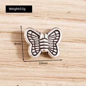 Detailansicht silberner Schmetterlingsanhänger 10x8mm für DIY-Schmuckherstellungsprojekte