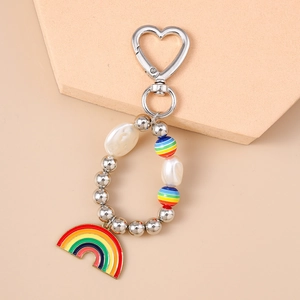 Détail d'un porte-clés arc-en-ciel avec fermoir cœur, perles et billes colorées