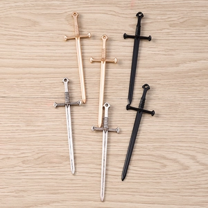 Colgantes de espada gótica en oro, plata y negro para la creación de joyas DIY