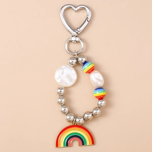 Porte-clés en perles arc-en-ciel avec fermoir cœur et charmant pendentif en émail coloré