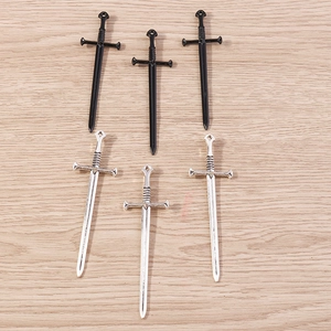 Dijes de espada gótica en negro y plata para la creación de joyas artesanales