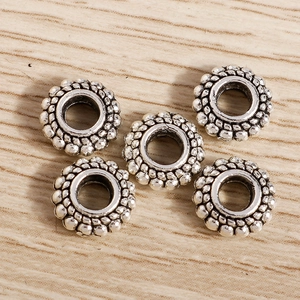 Set de cinco cuentas espaciadoras de plata vintage con textura de bolas para bisutería