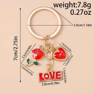 Détail d'un porte-clés mode avec rose rouge, cœur et breloque LOVE sur anneau doré