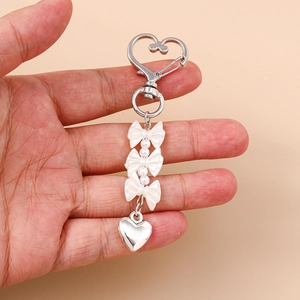 Portachiavi a cuore argento con fiocchi in resina bianca e perle stile INS dolce
