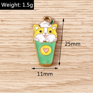 Makro-Detail von Cartoon-Corgi im grünen Becher-Anhänger mit Größenangaben in Englisch