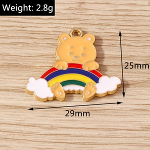 Details zum Bären-Regenbogen-Anhänger mit Maßen 25mm x 29mm und vergoldeter Einfassung