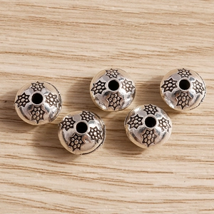Vista macro de cuentas de aleación de plata vintage con diseño de estrella para joyería DIY