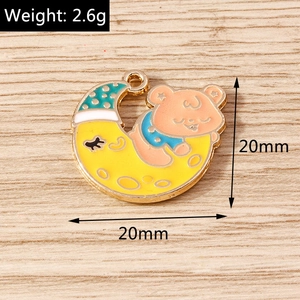 Detailansicht eines Bären-Mond-Emaille-Anhängers mit 20mm Größe und Gewichtsangabe