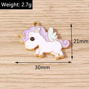Detail eines Einhorn-Anhängers mit 2,7g Gewicht und 21x30mm Maßen für die Schmuckherstellung