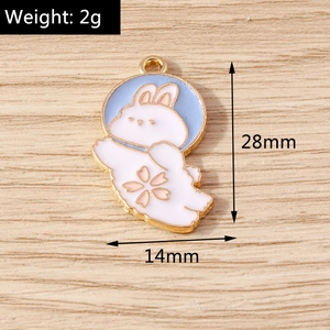 Detailansicht niedlicher Hasen-Emaille-Anhänger mit Maßen 28x14mm und 2g Gewicht