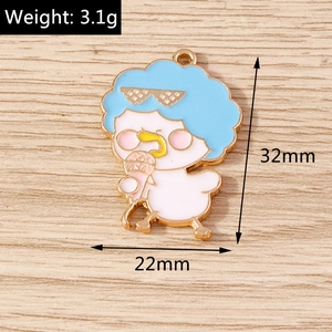 Detail eines Emaille-Anhängers mit Cartoon-Motiv, Maße 32mm x 22mm auf Holzuntergrund