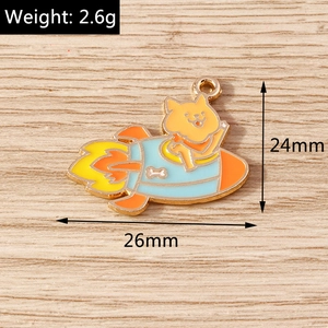 Detailansicht eines Shiba Inu Raketenanhängers mit Maßen von 26 mm x 24 mm und Emaille