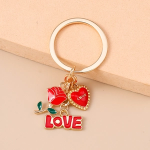 Vue détaillée du porte-clés tendance avec rose rouge, pendentif coeur et anneau doré