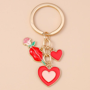 Porte-clés à la mode avec rose, lèvres rouges et cœur doré pour cadeau de Saint-Valentin