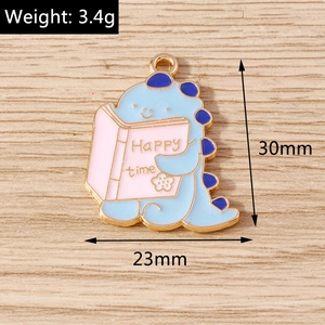 Detailansicht eines blauen Dino-Anhängers für DIY-Schmuck, 30mm groß mit Happy Time Gravur