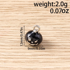 Vue macro du pendentif citrouille en émail noir avec tête de mort pour bijoux