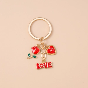 Détail du porte-clés rose rouge et cœur LOVE en alliage doré avec finition en émail rouge