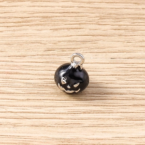 Gros plan détaillé d'un pendentif citrouille noir brillant pour bijoux d'Halloween DIY
