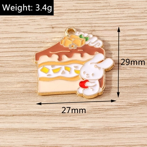 Makroaufnahme von Cartoon-Hase Kuchen Emaille-Anhänger mit 29mm Höhe und 3,4g Gewicht