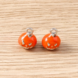 Vue détaillée de 2 breloques citrouille en émail pour bijoux DIY d'Halloween