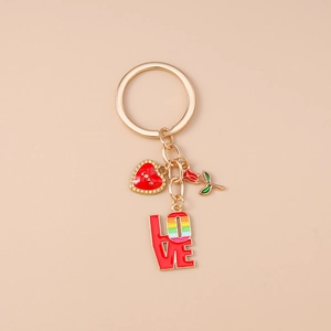 Vue détaillée des breloques cœur et rose dorées sur un porte-clés élégant thème LOVE