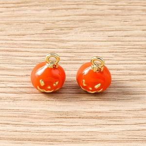 Deux breloques citrouille en émail orange et accents dorés sur bois pour bijoux DIY