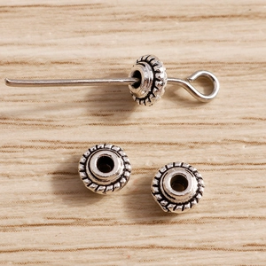Detalle de cuentas espaciadoras de plata vintage con bordes de cuerda para joyería DIY