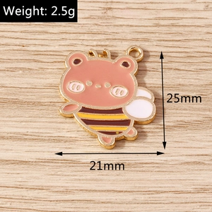 Detailansicht Emaille Bär Biene Anhänger mit Maßen 25mm x 21mm und Gewicht von 2,5g