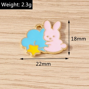 Detail eines rosa Kaninchen-Emaille-Anhängers mit 2,3g Gewicht und 22mm x 18mm Maßen