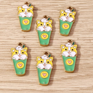 Detailansicht von sechs Corgi-Welpen und grünen Kaffeetassen-Anhängern für DIY-Schmuck