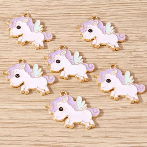 Detailansicht bunter Einhorn-Emaille-Anhänger mit Goldrand für DIY-Schmuckherstellung
