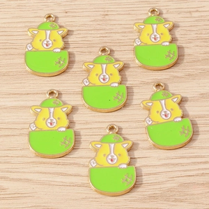 Detail von sechs Corgi-Anhängern mit grünen Hüten für DIY-Schmuck und Schlüsselanhänger