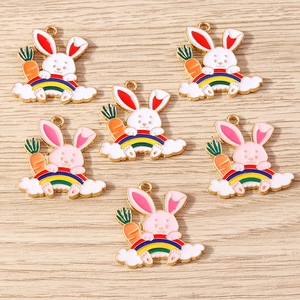 Detail von süßen Emaille-Hasenanhängern mit Karotten und Regenbogen für DIY-Schmuck