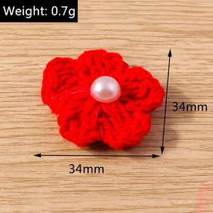 Détail d'une fleur au crochet rouge de 34mm avec perle centrale pour bijoux artisanaux