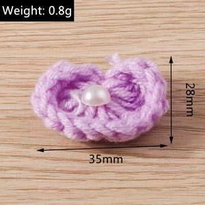 Détail du pendentif cœur en crochet violet de 35mm avec perle centrale pour bijoux DIY