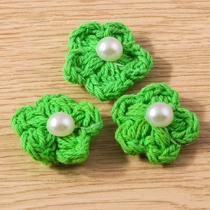 Détail de trois fleurs au crochet vertes avec perles blanches pour bijoux faits main