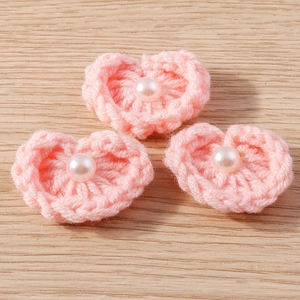 Vue détaillée de breloques coeurs au crochet roses avec perles pour bijoux DIY