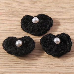 Trois breloques cœurs en tricot noir avec perle pour projets de bijoux DIY