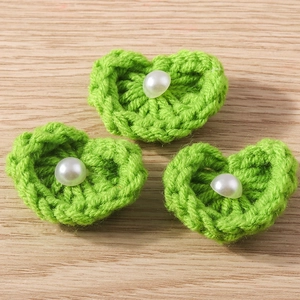 Détail de pendentifs cœur au crochet vert avec perle pour création de bijoux DIY