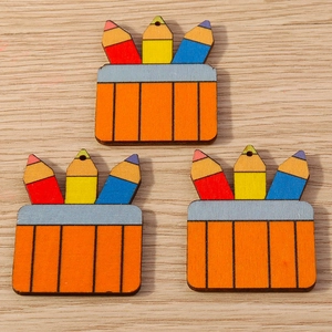 Tres colgantes de madera con forma de portalápices de colores y agujeros para manualidades DIY