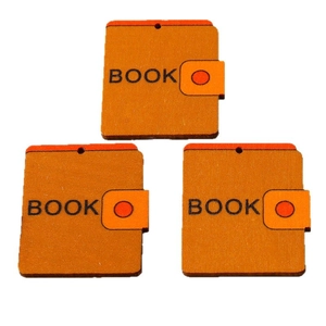 Set de tres colgantes de madera naranja con forma de libro e impresión BOOK para joyas