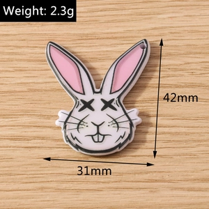 Ciondolo a forma di coniglio con occhi a X e dettagli dimensioni 42mm su legno