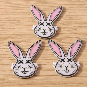 Ciondolo a forma di coniglio cartoon con occhi a X per braccialetti di Pasqua fai da te