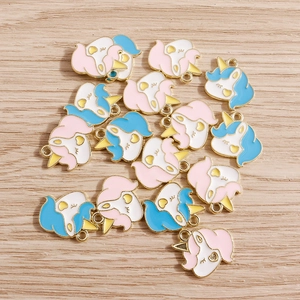 Detail van pastelkleurige eenhoornbedeltjes met goudlaagje voor het maken van sieraden