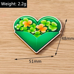 Detail view of heart-shaped clover pendant showing dimensions 51mm and 2.2g weight