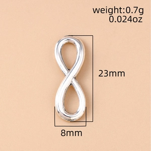 Ασημένιο μενταγιόν άπειρο με διαστάσεις 23mm x 8mm και λεπτομέρειες βάρους σε ροζ φόντο
