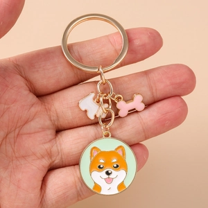 Detail eines Shiba Inu Emaille-Schlüsselanhängers mit Knochen- und Hundekolben